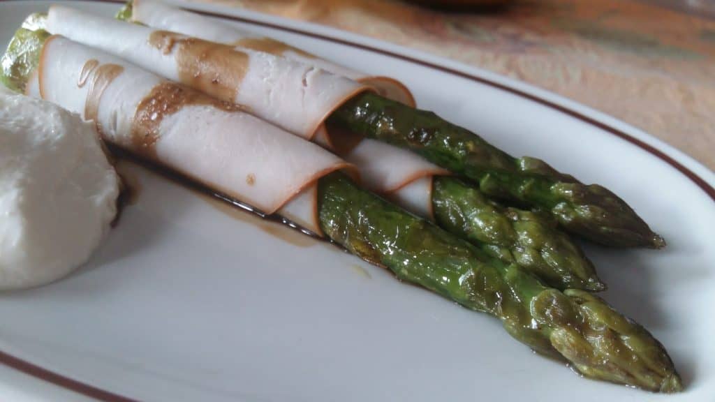 Gli asparagi in abbraccio di pollo e aceto balsamico di Modena Giusti