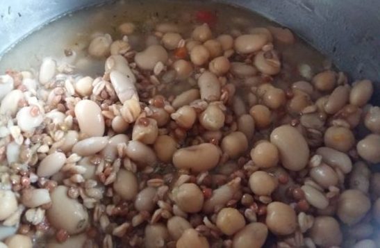 Zuppa cereali e legumi in pentola pressione