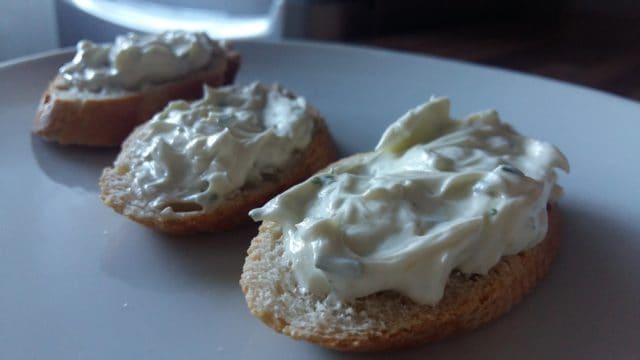 Crostini con crema di erba cipollina e aglio