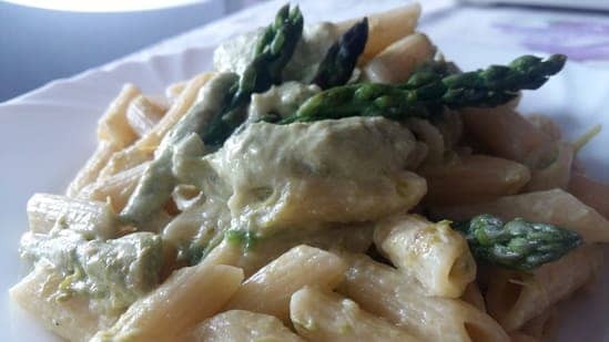 penne rigate con asparagi e feta