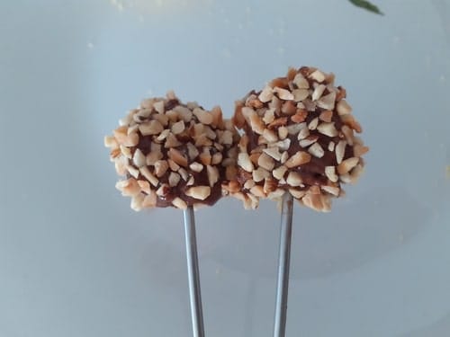Pops di colomba pasquale ricoperti con cioccolato e granella